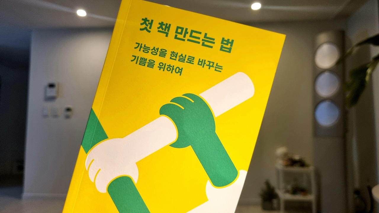 산악 도로를 배경으로 한 빨간 스포츠카 사진